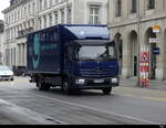 Mercedes mit Kastenaufbau unterwegs in der Stadt Aarau am 17.04.2023