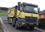 Mercedes Benz Arocs Kipper, aufgenommen an einer Stra�enbaustelle.
