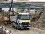 AROCS mit MEILLER-Kipperaufbau wird während einer neuen Eisenbahnunterführung mit Aushubmaterial befüllt; 260416