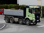 Mercedes-Benz mit MEILLER-Kipper, beim Abtransport von Aushubmaterial;  260917