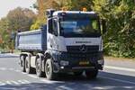 Mercedes Benz Arocs Kipper, unterwegs zu einer Baustelle. 10.2026