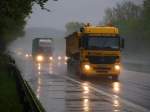 Actros Kipperzug auf der A4 bei Regen unterwegs.