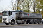 Graf Recycling-Baustoffe GmbH & Co KG mit einem Sattelkipper mit MB AROCS 1848 Zugmaschine am 11.11.22 Berlin Marzahn.