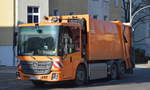 Berliner Stadtreinigung (BSR MN 556) mit einem MB ECONIC 2630 NGT Müllentsorgungsfahrzeug mit FAUN VARIOPRESS Müllpresse mit Erdgasantrieb am 01.03.21 Berlin Karlshorst.