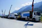 Ein MB Actros mit Pritsche und weitere LkW von Baumat am 27.6.26 beim Trucker Festival Interlaken.