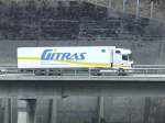 Ein italienischer  Gitras  Actros mit Megaspace Kabine auf dem Weg gen Sden auf der Gotthard Autobahn kurz vor Wassen.