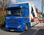 =MB Actros von SCHÜßLER-Transporte steht im Mai 2021 zur Anlieferung von Fertighausteilen in Petersberg-Marbach