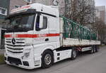 Arndt Güternah- und Fernverkehr GmbH mit einem Sattelzug mit MB ACTROS Zugmaschine und einem Hochkransegment beladen in einer Reihe von mehreren LKW die die Teile anliefern zum Hochkranaufbau am