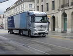 Mercedes mit Sattelschlepper unterwegs in der Stadt Aarau am 17.04.2023