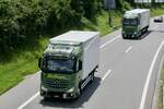 Ein Actros mit Pritscheaufbau und ein Sattelzug von Gafner die am 28.6.24 auf dem Weg ans Trucker Festival sind auf der A8 in Matten b.