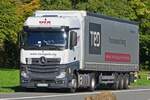 Mercedes Benz Actros Sattelzug, mach eine Pause an einem Autobahnparkplatz. 09.2025