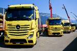 Ein MB Actros Sattelzug und weitere LKW von HGC am 27.6.26 beim Trucker Festival in Interlaken.