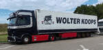 =MB Actros-Sattelzug der Spedition WOLTER KOOPS steht auf einem Rastplatz an der A 3, 08-2026