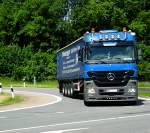 Juni 2012 / Mercedes - Actros V 8 vom Transportunternehmen Wieberger unterwegs im Sauerland..(vordere Achse vom Sattel hochgezogen)