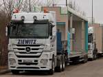 Actros 2660 mit einem berbreiten 16m langen Modulbauteil auf dem Auflieger am 10.01.2012 in Aachen.