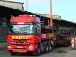 Dieser Actros 2655 der Firma Wertz aus Aachen mit Schwerlastauflieger bekommt am 19.09.2012 einen Containertragwagen aufgeladen.