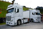 Eine MB Actros Zugmaschine und einer mit Pritschenaufbau von Schmid am 29.8.26 beim Diemtigtaler Truck Treff.