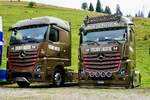 Die zwei MB Actros L Zugmaschinen von Fischer Logistik am 29.8.26 beim Diemtigtaler Truck Treff.