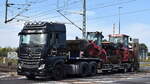 Block Transporte/Baustoffe aus Leipzig mit einem Sattelzug (Baumaschinen, siehe Radlader + Tandemwalze) mit MB ACTROS 2653 Zugmaschine am 27.09.23 Höhe Bahnübergang Bahnhof Rodleben.