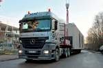Actros 2655 mit einem berbreiten 16m langen Modulbauteil auf dem Auflieger wird am 10.01.2012 in Aachen entladen.