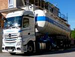 MB-Kippsattel(ACTROS-1845) bei der Anlieferung von staubf�rmigem Baumaterial; 260528