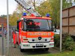 Feuerwehr Bad Vilbel Mercedes Benz Atego DLK 23/12 (Florian Vilbel 1-30-1) am 03.10.17 in Bad Vilbel beim Tag der offenen Tür 