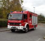 Feuerwehr Frankfurt Heddernheim Mercedes Benz Atego LF10/6 (Florian Frankfurt 22/1) am 28.10.17 im Bereitstellungsraum in Rödelheim wegen der Herbstabschlussübung der Jugendfeuerwehr