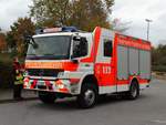 Feuerwehr Frankfurt Mercedes Benz Atego LF20 (ehemals HLF20 der BF) (Florian Frankfurt 45/44) am 28.10.17 im Bereitstellungsraum in Rödelheim wegen der Herbstabschlussübung der