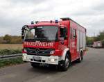Feuerwehr Frankfurt Mercedes Benz Atego LF10/10 (Florian Frankfurt 24/43-1) am 28.10.17 im Bereitstellungsraum in Rödelheim wegen der Herbstabschlussübung der Jugendfeuerwehr