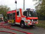 Feuerwehr Frankfurt Höchst Mercedes Benz Atego LF20 (ehemals HLF20 der BF) (Florian Frankfurt 35/44) am 28.10.17 in Rödelheim bei der Jugendfeuerwehr Abschlussübung 