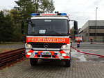 Feuerwehr Frankfurt Mercedes Benz Atego LF20 (ehemals HLF20 der BF) (Florian Frankfurt 33/44) am 28.10.17 in Rödelheim bei der Jugendfeuerwehr Abschlussübung 