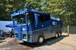 Polizei Hessen Mercedes Benz/Rosenbauer WaWe 10.000 (Wasserwerfer mit 10.000 Liter Wasser an Board) am 18.08.18 beim Polizeitag in Hanau bei einer Vorführung.