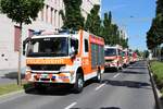 Eine Schlange von Feuerwehr Frankfurt Mercedes Benz Atego LF20 am 02.06.19 bei der großen Parade zum Jubiläum 150 Kreisfeuerwehrverband Frankfurt