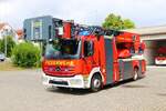 Feuerwehr Altenstadt (Hessen) Mercedes Benz Atego DLK23/12 (Florian Altenstadt 1/30) am 29.07.23 bei einen Fototermin.