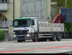 Mercedes mit Offener Ladefläche und Kran unterwegs in der Stadt Solothurn am 02.05.2024