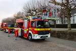Feuerwehr Mainz Mercedes Benz Atego DLK 23/12 am 31.12.25 beim Silvester Abschwimmen 2025 in Mainz am Rheinufer