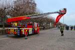 Feuerwehr Mainz Mercedes Benz Atego DLK 23/12 am 31.12.25 beim Silvester Abschwimmen 2025 in Mainz am Rheinufer