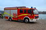 Feuerwehr Mainz Weisenau Mercedes Benz Atego LF20/16 (Florian Mainz 21/49/1) am 31.12.25 beim Silvester Abschwimmen 2025 in Mainz am Rheinufer