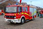 Feuerwehr Mainz Weisenau Mercedes Benz Atego LF20/16 (Florian Mainz 21/49/1) am 31.12.25 beim Silvester Abschwimmen 2025 in Mainz am Rheinufer