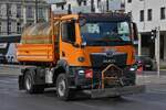 MAN Kipper, mit Anbau zur Stra�enreinigung, unterwegs zum n�chsten Einsatz.