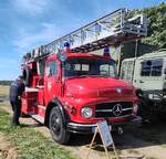 =MB 710 als Drehleiterfahrzeug DL 18, ausgestellt bei der Oldtimerveranstaltung der OLDTIMERFREUNDE OHMTAL in Dannenrod, 09-2025. Das gezeigte Fahrzeug ist Baujahr 1965, hat einen 6-Zylindermotor mit 5638 ccm und 100 PS. 1996 in den Ruhestand verabschiedet ist es heute ein Traditionsfahrzeug der Feuerwehr Marburg.
