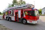 Mercedes Benz Econic 2633 LL mit Bronto Skylift F34RLX Aufbau (Florian Allessa 97/38) der Werkfeuerwehr Cassella Chemiepark Frankfurt am 02.05.26 beim Tag der offenen T�r der Feuerwehr Frankfurt