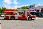 Feuerwehr Neu-Isenburg Mercedes Benz Econic 1830 LL Rosenbauer DLK (Florian Isenburg 1/30-1) am 13.06.26 bei einen Fototermin.