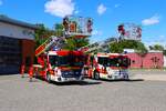 Feuerwehr Neu-Isenburg Mercedes Benz Econic 1830 LL Rosenbauer DLK (Florian Isenburg 1/30-1) und (Florian Isenburg 1/30-2) am 13.06.26 bei einen Fototermin.