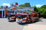 Feuerwehr Neu-Isenburg Mercedes Benz Econic 1830 LL Rosenbauer DLK (Florian Isenburg 1/30-1) und (Florian Isenburg 1/30-2) am 13.06.26 bei einen Fototermin.