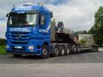 August 2012 / Auf 11 Achsen verteilt der Mercedes Actros 4160 Schwerlasttranporter vom Unternehmen Giebel seine Ladung -  gesehen auf Leerfahrt..