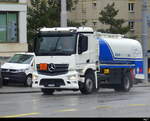 Mercedes Benzintransporter unterwegs in der Stadt Zürich am 2024.05.07