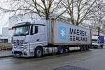 Mercedes -Benz Actros mit Container 'Maersk Sealand'.