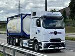Ein MB Actros 600 vom Hugelshofer mit einem Tankcontainer am 11.9.25 beim Grauholz.
