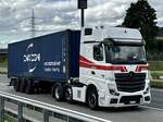 Ein MB Actros im Powerliner Design mit Containerauflieger am 11.9.25 beim Grauholz.